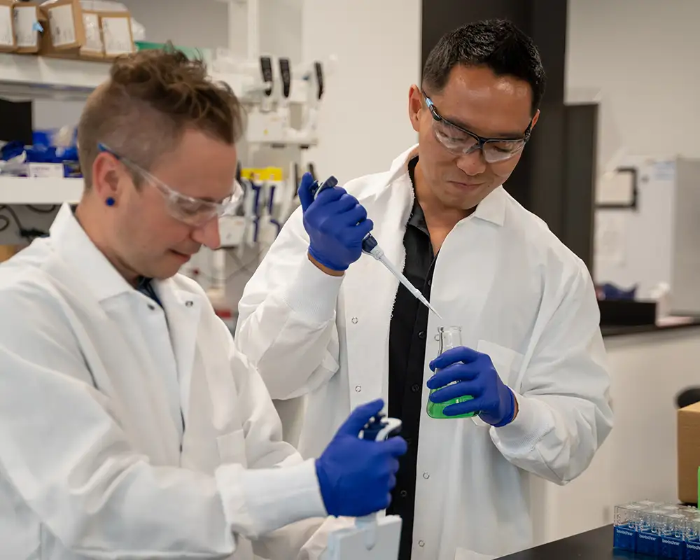 image of Rik and Yun Yun in the lab